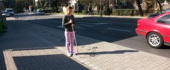 poruszanie się osoby niewidomej po chodniku ze wsparciem kostki integracyjnej