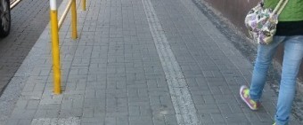 oznakowanie trasy na chodniku przy przejściu dla pieszych